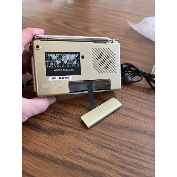 Bell + Howell FM/MW/Sw9 band world receiver portable radio NOS - Picture 3 of 8